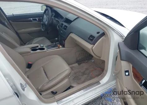 2011 Mercedes-Benz C 300 Luxury/Sport z USA, uszkodzony, nr VIN WDDGF5EB2BF638292